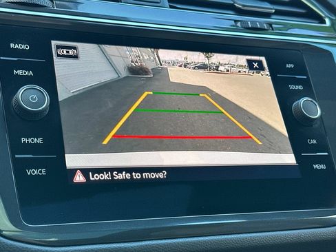 Used 2023 Volkswagen Tiguan SE w/ Panoramic Sunroof Package FWD image 20