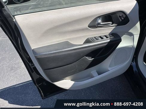 Used 2023 Chrysler Pacifica Touring-L FWD image 14
