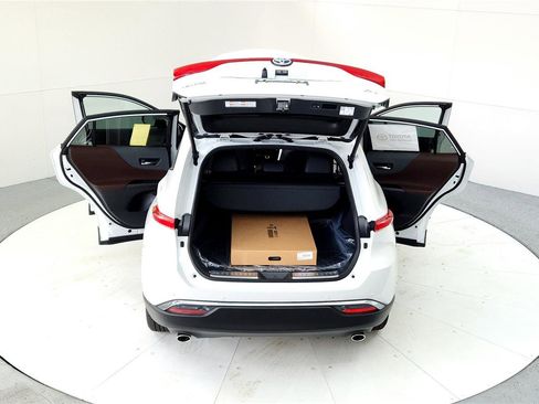 Certified 2024 Toyota Venza XLE image 19