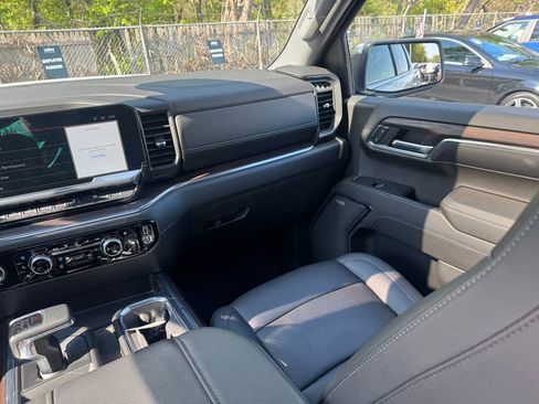 Used 2023 GMC Sierra 1500 SLT w/ SLT Convenience Package AWD/4WD image 17