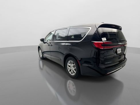 Used 2023 Chrysler Pacifica Touring-L FWD image 3