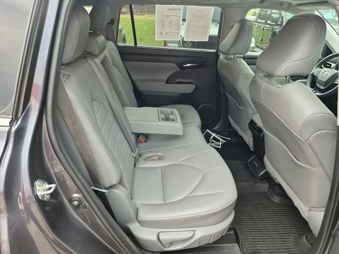 Used 2020 Toyota Highlander XLE image 28