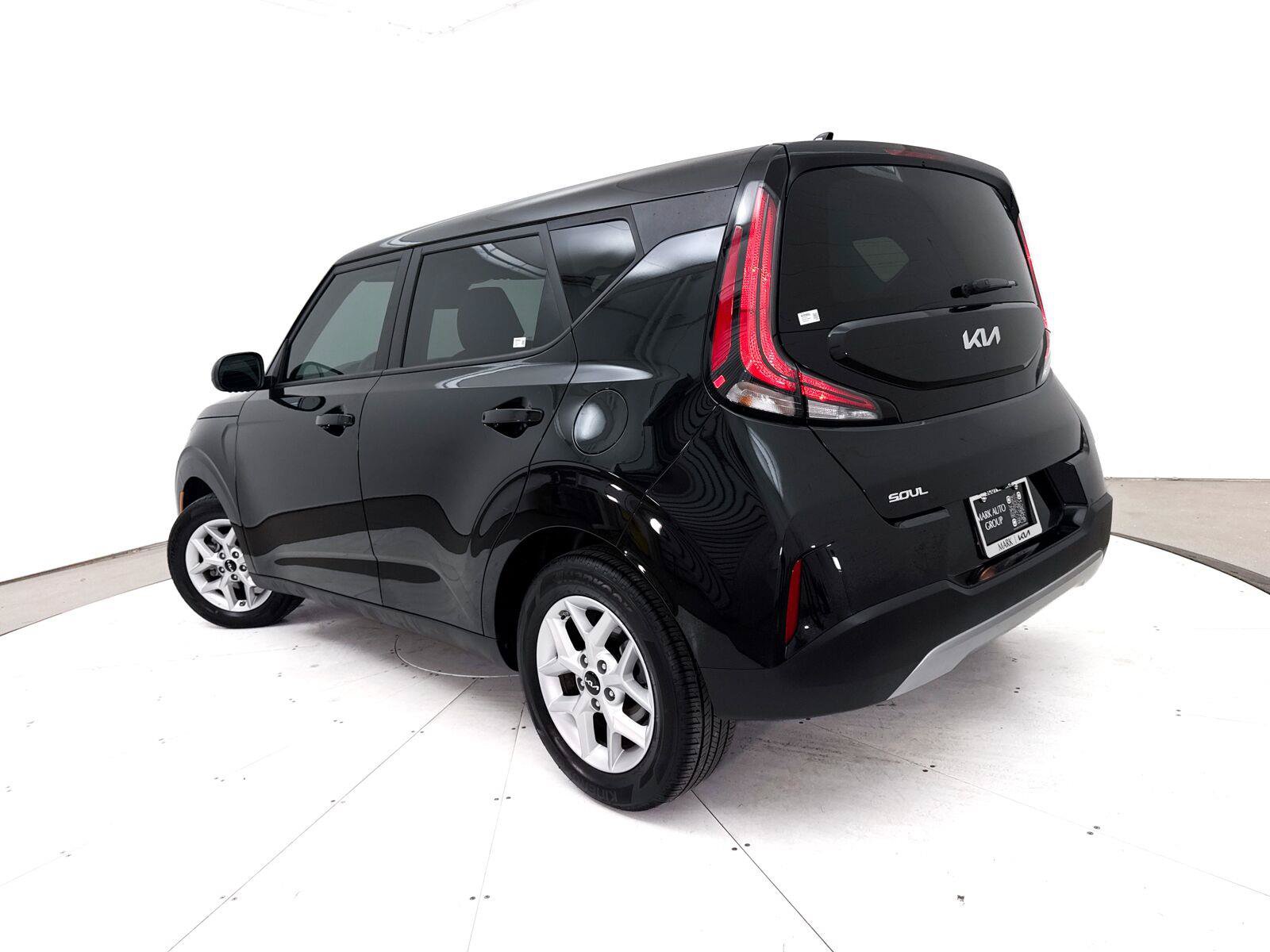 Used 2025 Kia Soul LX w/ LX Technology Package FWD image 2