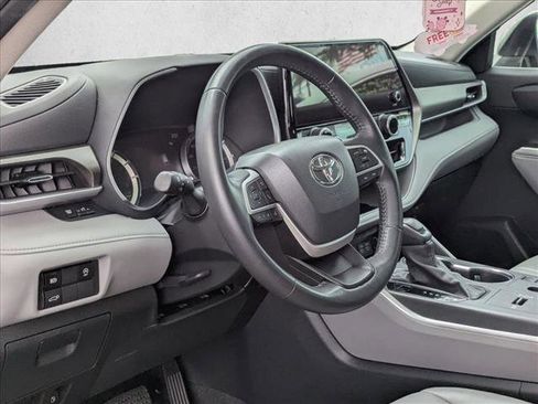 Used 2024 Toyota Highlander XLE FWD image 3