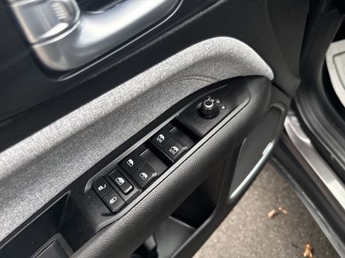 Used 2022 Jeep Compass Latitude w/ Sun and Sound Group image 16