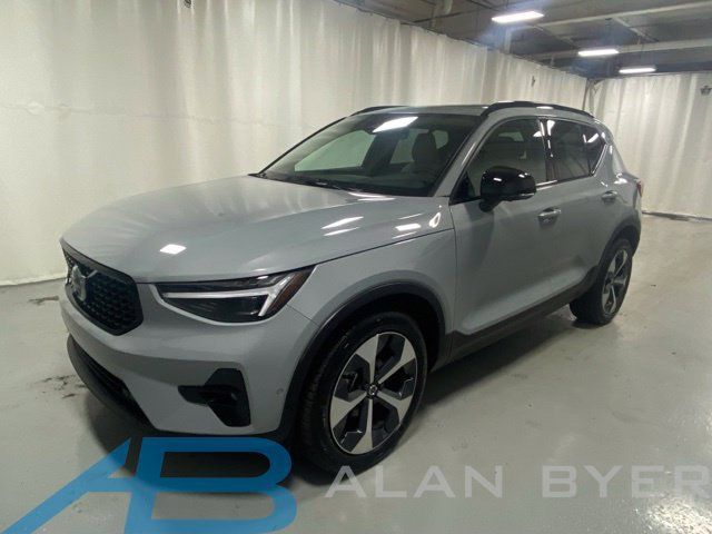 Certified 2026 Volvo XC40 B5 Plus AWD/4WD image 1
