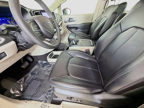 Used 2023 Chrysler Pacifica Touring-L AWD/4WD image 22