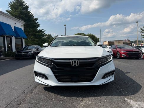 Used 2018 Honda Accord Touring image 2