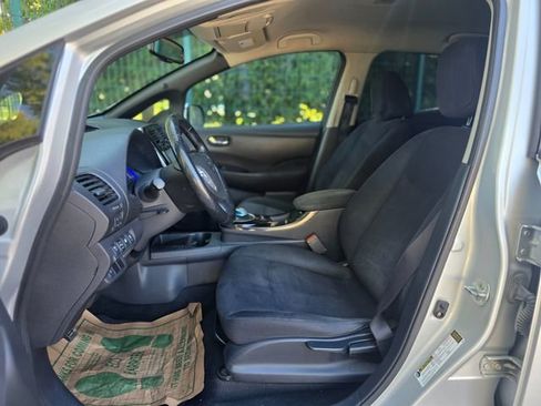 Used 2013 Nissan Leaf SV w/ Premium Pkg image 28