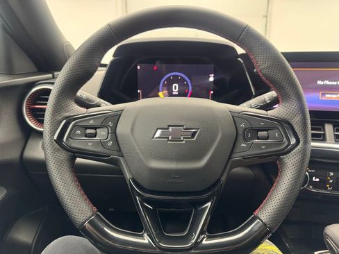 Used 2025 Chevrolet Trax RS FWD image 18