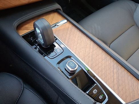 Used 2024 Volvo XC90 B6 Plus w/ Protection Package Premier image 15