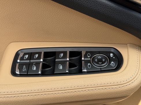 Certified 2018 Porsche Macan Sport Edition image 25