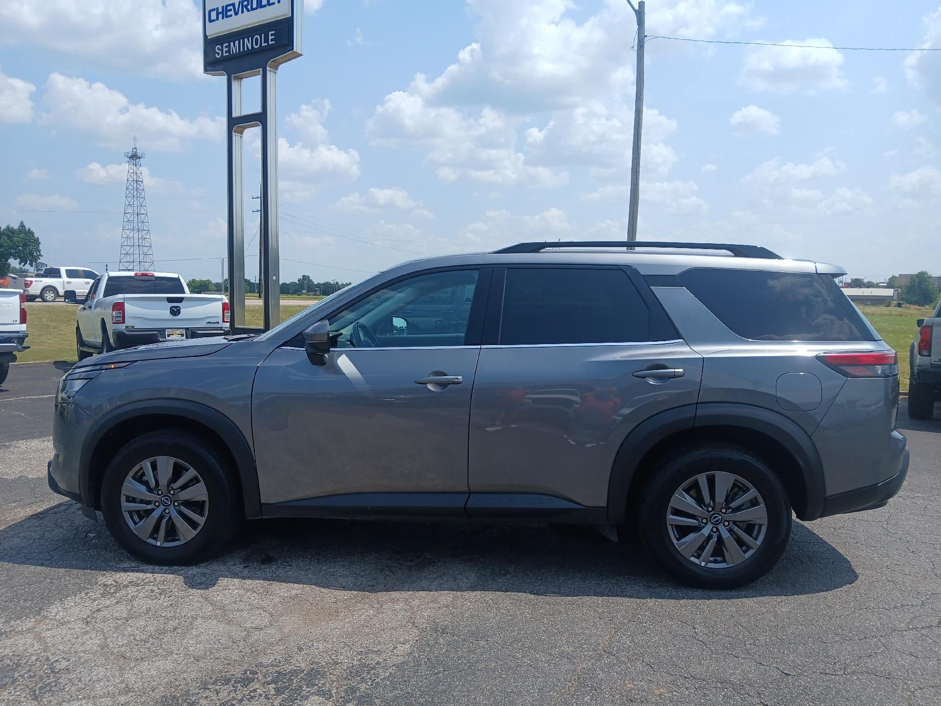 Used 2025 Nissan Pathfinder SV FWD image 3