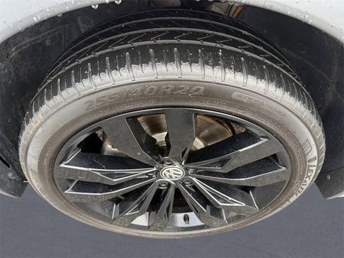 Used 2021 Volkswagen Tiguan SE R-Line image 9