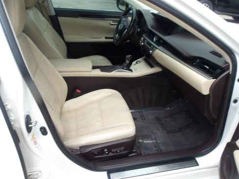 Used 2016 Lexus ES 350 w/ Luxury Package w/Wood Trim FWD image 10
