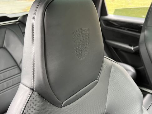 Certified 2022 Porsche Cayenne Platinum Edition image 30