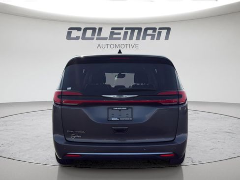 Used 2023 Chrysler Pacifica Touring-L image 4