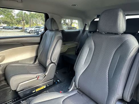 New 2026 Kia Carnival LX FWD image 22