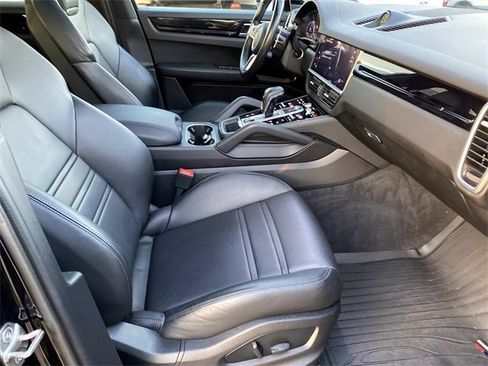 Used 2022 Porsche Cayenne Platinum Edition image 25