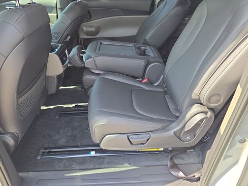 New 2026 Kia Carnival EX FWD image 17