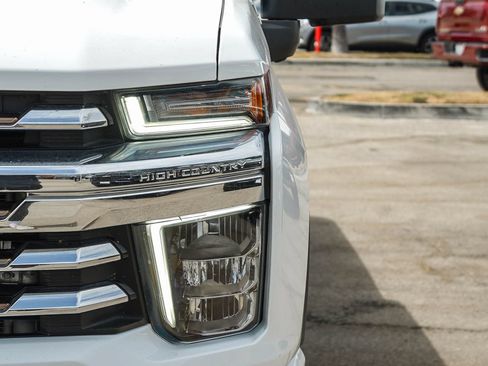 Used 2022 Chevrolet Silverado 2500 High Country w/ Technology Package AWD/4WD image 8