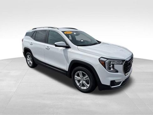 Used 2024 GMC Terrain SLE w/ Driver Convenience Package image 3