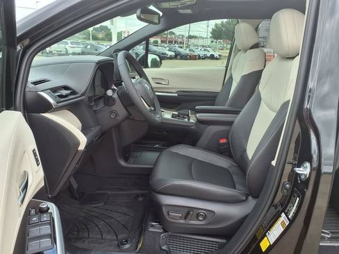 Used 2026 Toyota Sienna Limited FWD image 24