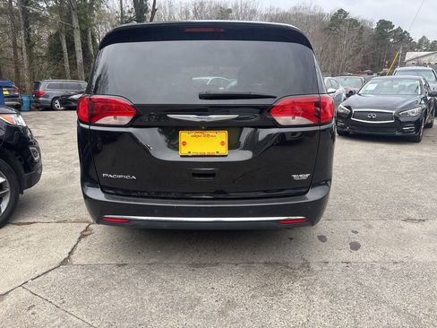 Used 2018 Chrysler Pacifica Touring-L image 6