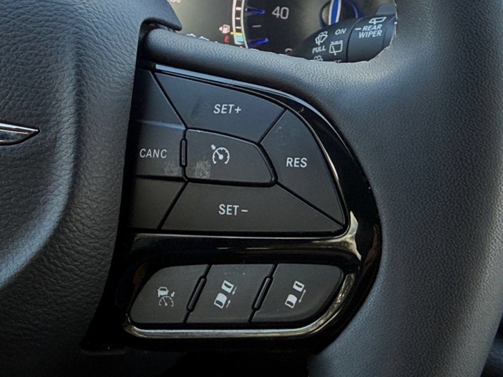 Used 2025 Chrysler Pacifica Limited FWD image 23