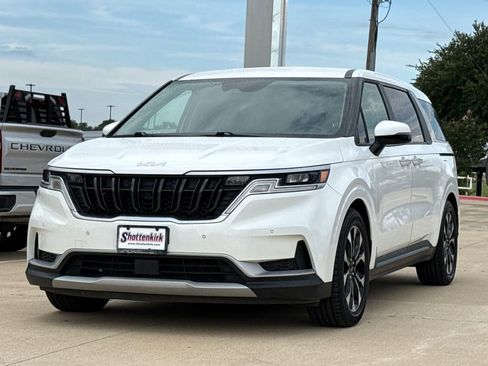 Used 2022 Kia Carnival EX FWD image 3