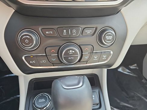 Used 2021 Jeep Cherokee Limited w/ Elite Package AWD/4WD image 39
