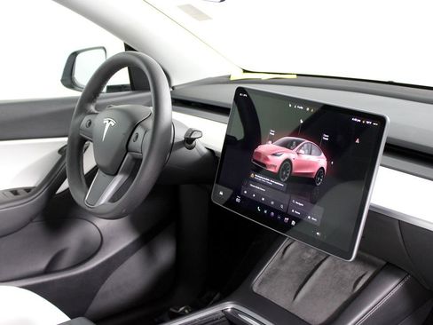 Used 2022 Tesla Model Y Long Range image 13