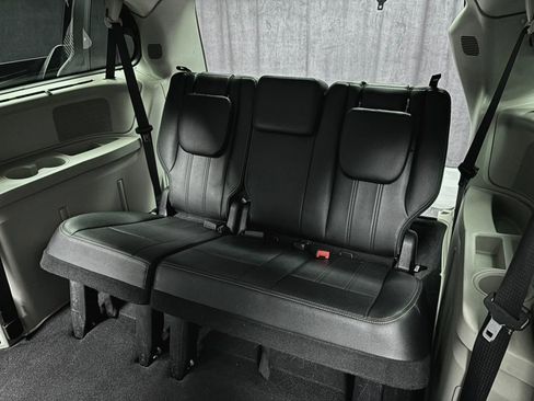 Used 2016 Chrysler Town & Country Touring w/ Driver Convenience Group image 32