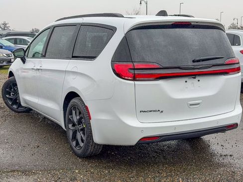 New 2026 Chrysler Pacifica Select image 9
