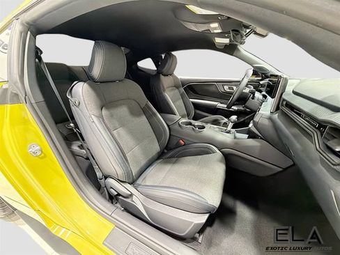 Used 2025 Ford Mustang Coupe RWD image 33