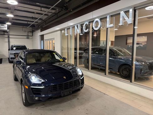 Used 2017 Porsche Macan AWD/4WD image 1