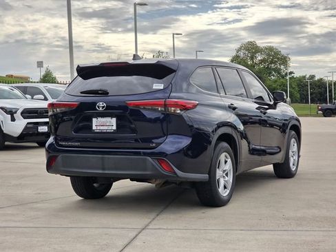 Used 2023 Toyota Highlander LE image 4