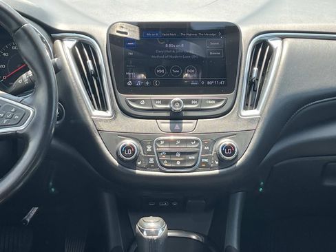 Used 2019 Chevrolet Malibu LT w/ Leather Package FWD image 13