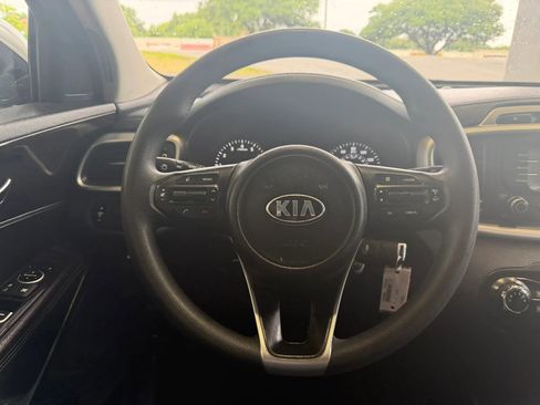 Used 2017 Kia Sorento LX FWD image 10