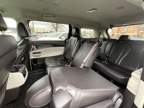 Used 2024 Kia Carnival LX image 31