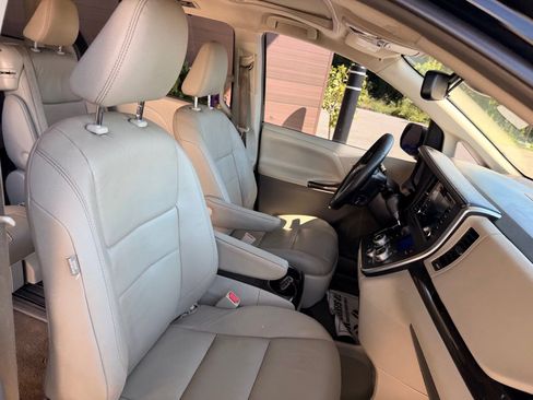 Used 2018 Toyota Sienna XLE w/ XLE Navigation Package FWD image 19