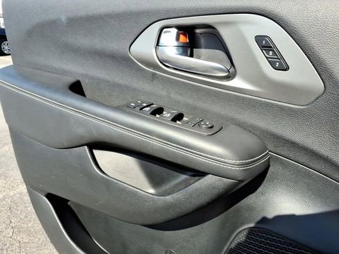 Used 2025 Chrysler Pacifica Select image 9