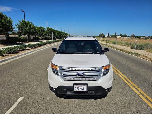 Used 2014 Ford Explorer XLT w/ Equipment Group 202A AWD/4WD image 2