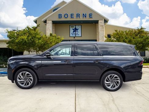 Used 2025 Lincoln Navigator L Reserve AWD/4WD image 2