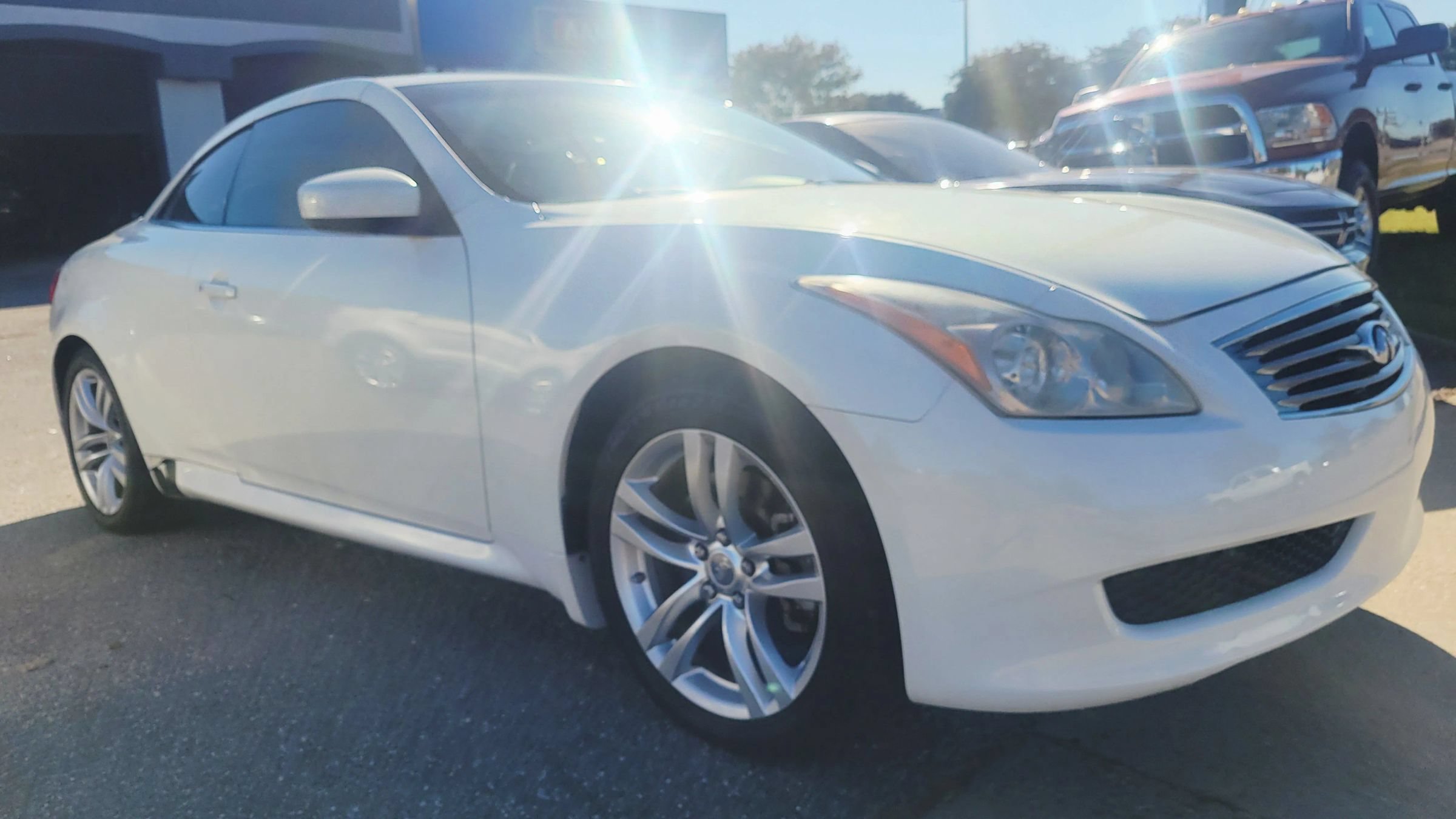 Used 2009 INFINITI G37 Convertible w/ Premium Pkg RWD image 4