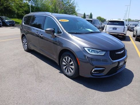 Used 2021 Chrysler Pacifica Touring-L FWD image 1