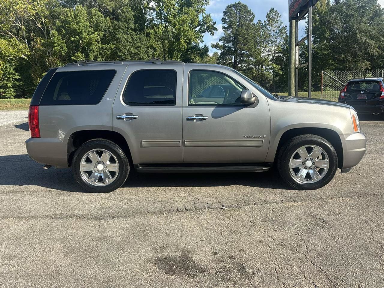 Used 2009 GMC Yukon SLT RWD image 2