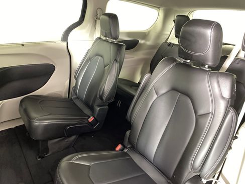 Used 2024 Chrysler Pacifica Touring-L image 32