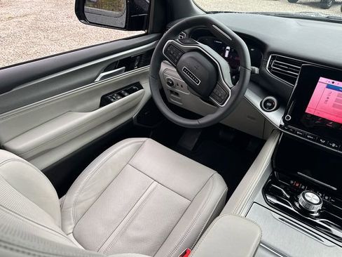 Used 2025 Jeep Wagoneer 4WD image 20