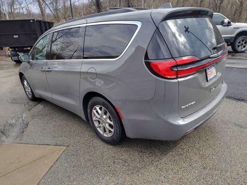 Used 2022 Chrysler Pacifica Touring-L image 8
